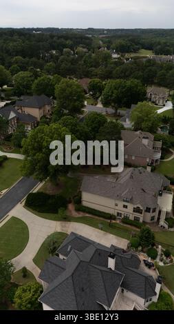 Belle vue verticale aérienne d'une subdivision haut de gamme avec terrain de golf dans la banlieue d'Atlanta. Banque D'Images