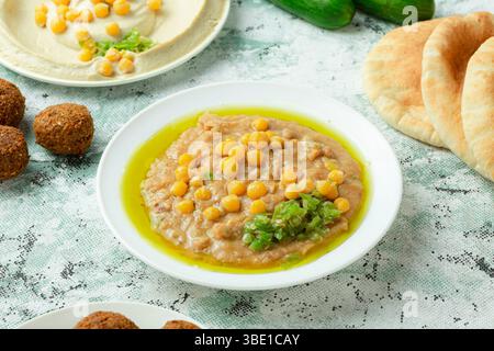 Bol de fèves avec garnitures – plat traditionnel arabe du petit déjeuner Banque D'Images