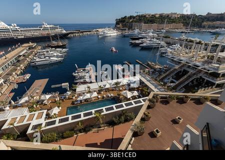 Vue aérienne du yacht club avec bateaux et piscine dans la ville de Monaco Banque D'Images