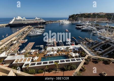 Vue aérienne du yacht club avec bateaux et piscine dans la ville de Monaco Banque D'Images