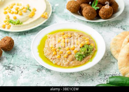 Falafel et fèves de fava servis dans une assiette traditionnelle du monde arabe Banque D'Images