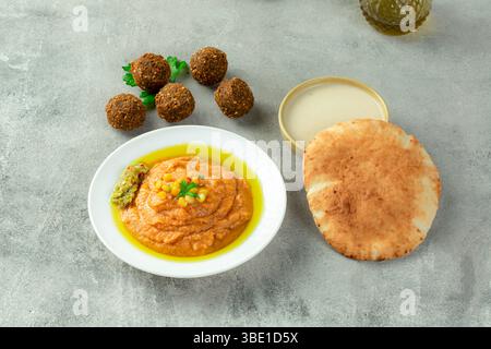 Fèves de fava avec huile d'olive et falafel servies dans le cadre d'un petit-déjeuner oriental traditionnel Banque D'Images