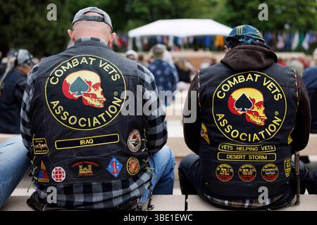 Portland, États-Unis. 26 mai 2025. Des membres de la combat Veterans Motorcycle Association ont assisté à la cérémonie en groupe. Le cimetière national de Willamette a célébré sa 75e célébration annuelle du Memorial Day à Portland, Oregon, le 26 mai 2025. (Photo de John Rudoff/Sipa USA) crédit : Sipa USA/Alamy Live News Banque D'Images