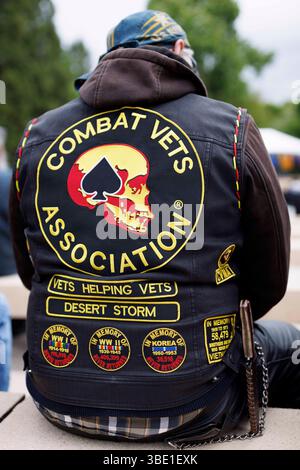 Portland, États-Unis. 26 mai 2025. Des membres de la combat Veterans Motorcycle Association ont assisté à la cérémonie en groupe. Le cimetière national de Willamette a célébré sa 75e célébration annuelle du Memorial Day à Portland, Oregon, le 26 mai 2025. (Photo de John Rudoff/Sipa USA) crédit : Sipa USA/Alamy Live News Banque D'Images