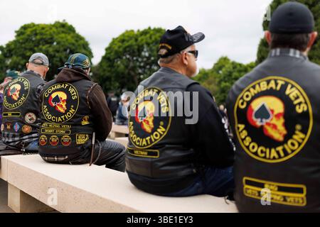 Portland, États-Unis. 26 mai 2025. Des membres de la combat Veterans Motorcycle Association ont assisté à la cérémonie en groupe. Le cimetière national de Willamette a célébré sa 75e célébration annuelle du Memorial Day à Portland, Oregon, le 26 mai 2025. (Photo de John Rudoff/Sipa USA) crédit : Sipa USA/Alamy Live News Banque D'Images