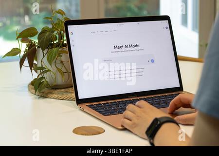 Un utilisateur d'ordinateur portable utilise le mode ai dans la recherche Google. Banque D'Images