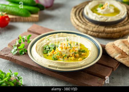 Houmous avec tahini et huile d'olive – trempette traditionnelle arabe au mezze. Banque D'Images