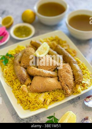 Plat arabe de trotteurs de moutons, tripes et intestins farcis dans un riche bouillon salé Banque D'Images