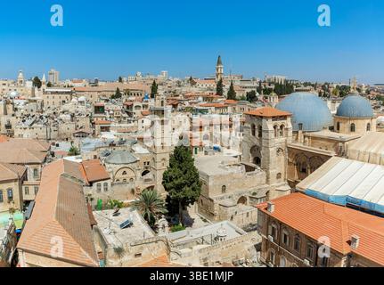 Vue en grand angle sur les toits, les églises, les dômes et les minarets de la vieille ville de Jérusalem, Israël. Banque D'Images