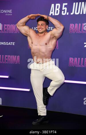 Johny Muenster zu Gast auf dem schwarzen Teppich BEI der Deutschland première des films de Kino du monde de John Wick Ballerina im Kino Zoopalast AM 26.05.2025 à Berlin Berlin Deutschland *** Johny Muenster en tant qu'invité sur le tapis noir à la première allemande du film du monde de John Wick Ballerina au cinéma Zoopalast le 26 05 2025 à Berlin Allemagne Banque D'Images