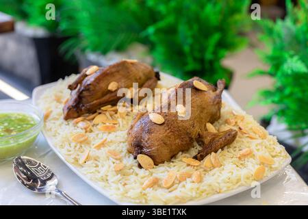 Fatteh avec squab grillé, cuisine orientale arabe de style égyptien Banque D'Images