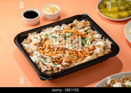 Shawarma Fatteh avec noix et sauce à l'ail – fusion gastronomique du moyen-Orient Banque D'Images