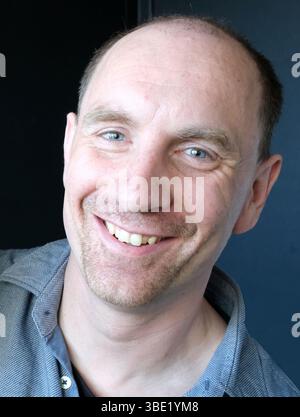 Portrait d'un homme caucasien heureux de 42 avec un chaume court. Banque D'Images