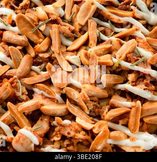 Gros plan de Shawarma Fatteh aux noix – plat de style syrien Banque D'Images