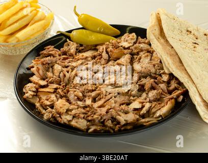 Assiette Chicken Shawarma sur fond blanc – concept alimentaire du moyen-Orient Banque D'Images
