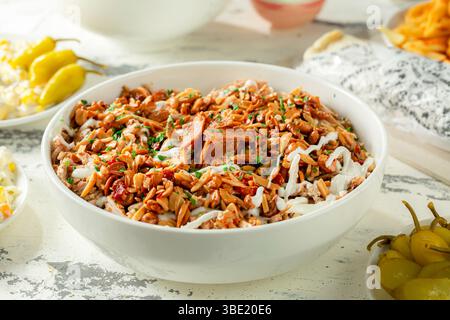Shawarma Fatteh avec noix et sauce à l'ail – cuisine arabe authentique Banque D'Images
