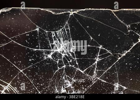 verre brisé sur un fond noir, verre brisé en de nombreux morceaux Banque D'Images
