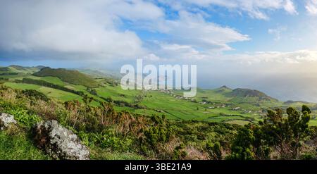 Vue panoramique sur la côte de la campagne de l'île de Sao Jorge depuis Miradouro do Pico da Velha, Açores. Collines verdoyantes, villages charmants, vaste océan, paysages Banque D'Images