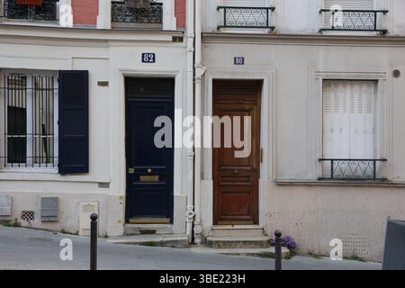 Portes parisiennes contrastées (N° 82 et N° 80) sur la rue en pente Banque D'Images
