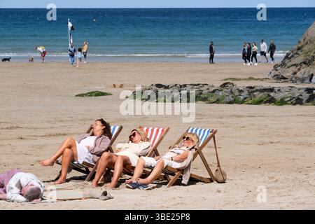 Vacanciers se relaxant sur la plage de Towan à marée basse à Newquay en Cornouailles au Royaume-Uni. Banque D'Images