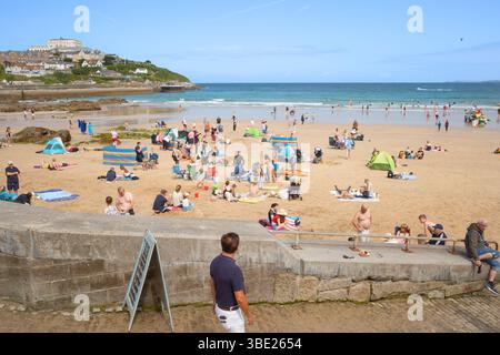 Les vacanciers se détendent sur la plage de Towan Beach à Newquay en Cornouailles au Royaume-Uni. Banque D'Images