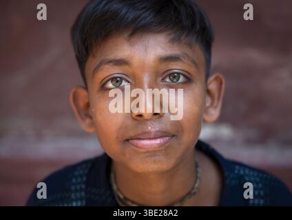 Portrait d'un garçon bangladais aux yeux clairs dans le temple hindou de Kantajew, division de Rangpur, Dinajpur, Bangladesh Banque D'Images