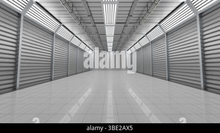 Le grand espace de rangement bien éclairé est doté d'un sol carrelé lisse et de murs métalliques conçus pour un rangement efficace. La zone offre amplement de place pour Organizi Banque D'Images