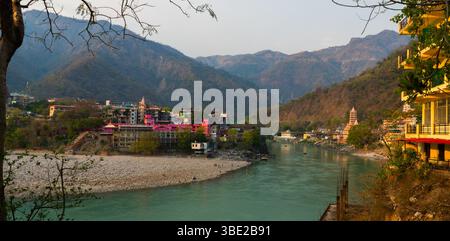 Vue emblématique sur le fleuve Ganga, Lakshman Jhula et le temple Tera Manzil à Rishikesh, Uttarakhand – destination spirituelle de l'Inde Banque D'Images