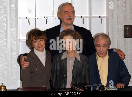 Prunella Scales, John Cleese, Connie Booth et Andrew Sachs lors d'une conférence de presse pour annoncer la sortie prochaine de deux épisodes spéciaux de 'Fawlty Towers', commémorant le 30e anniversaire de l'émission, tenue au Navy and Military Club à St James' Square à Londres - 6 mai 2009 Banque D'Images