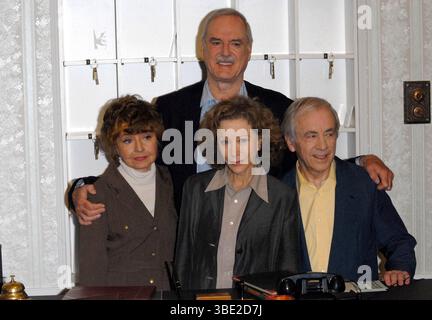 Prunella Scales, John Cleese, Connie Booth et Andrew Sachs lors d'une conférence de presse pour annoncer la sortie prochaine de deux épisodes spéciaux de 'Fawlty Towers', commémorant le 30e anniversaire de l'émission, tenue au Navy and Military Club à St James' Square à Londres - 6 mai 2009 Banque D'Images