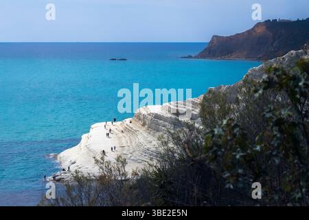Les visiteurs admirent les falaises blanches de la Scala dei Turchi et une vue imprenable sur la Méditerranée avec des eaux bleues claires, Sicile, Italie Banque D'Images