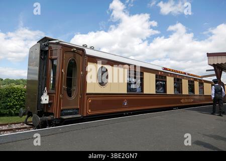 Vue de Barbara, un wagon Wielden Pullman préservé, à Bodium Station, sur le Kent and East Sussex Heritage Railway Banque D'Images