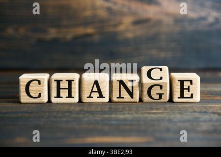 Retournement des blocs de cube en bois avec CHANGEMENT au texte DE CHANCE sur fond en bois. Concept de choix Banque D'Images