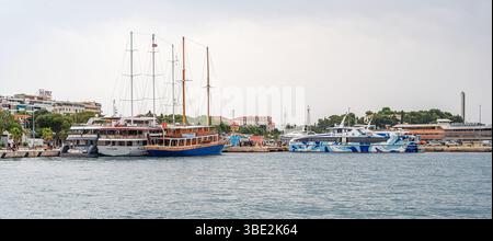 Port animé de Split, Croatie, où divers navires, y compris des voiliers traditionnels, yachts de luxe Banque D'Images