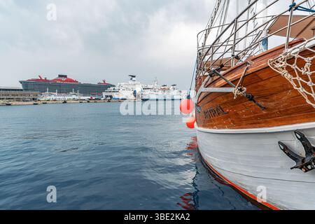 Port animé de Split, Croatie, où divers navires, y compris des voiliers traditionnels, yachts de luxe Banque D'Images