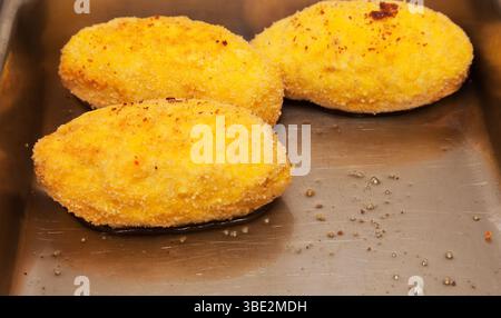 Plusieurs boulettes de viande frites juteuses dans l'huile, gros plan. Banque D'Images