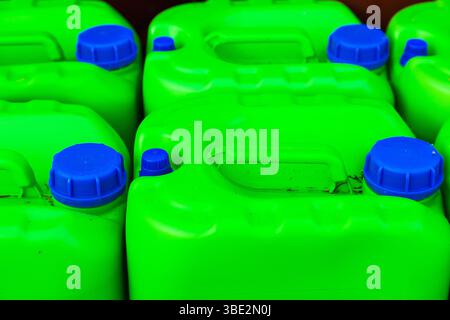 Boîtes en plastique vertes avec bouchons bleus, gros plan. Banque D'Images
