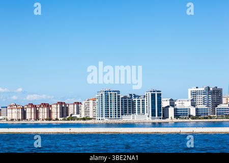 Maisons à plusieurs étages sur la côte, près du port de Gibraltar. Banque D'Images