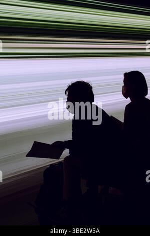 Les visiteurs silhouettés absorbent une projection numérique hypnotique de mouvement et de couleur au Musée d'Art contemporain de Tokyo Banque D'Images