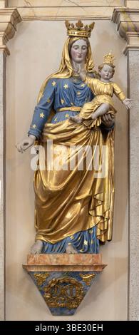 CHAMONIX, FRANCE - 5 JUILLET 2022 : la statue polychrome sculptée de l'église Madonna of nouveaux Michael par artis baroque inconnu Banque D'Images