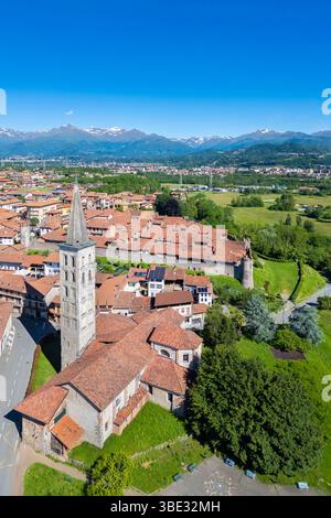 Vue aérienne du village médiéval fortifié appelé Ricetto di Candelo. Biella, Piémont, Italie, Europe. Banque D'Images