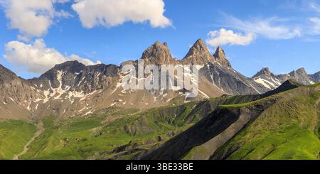 France, Savoie, Albiez-Montrond, alpages (appellation Beaufort) au pied des aiguilles d'Arves, de gauche à droite l'aiguille septentrionale ou Tête de Chat (3364 m), l'aiguille centrale (3513 m) et l'aiguille méridionale (3514 m) Banque D'Images