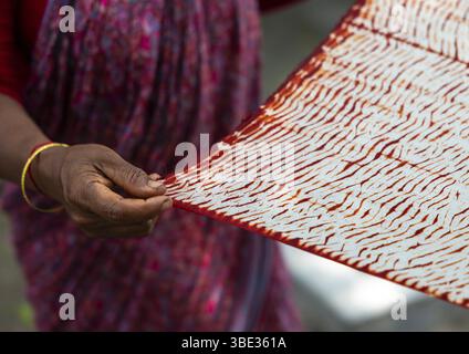 Châle fabriqué avec la technique de teinture rouge TIE-Dye résiste à Living Blue, Division de Rangpur, Goalpara, Bangladesh Banque D'Images