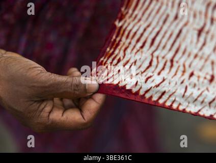 Châle fabriqué avec la technique de teinture rouge TIE-Dye résiste à Living Blue, Division de Rangpur, Goalpara, Bangladesh Banque D'Images