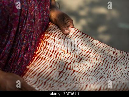Châle fabriqué avec la technique de teinture rouge TIE-Dye résiste à Living Blue, Division de Rangpur, Goalpara, Bangladesh Banque D'Images