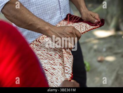 Châle fabriqué avec la technique de teinture rouge TIE-Dye résiste à Living Blue, Division de Rangpur, Goalpara, Bangladesh Banque D'Images