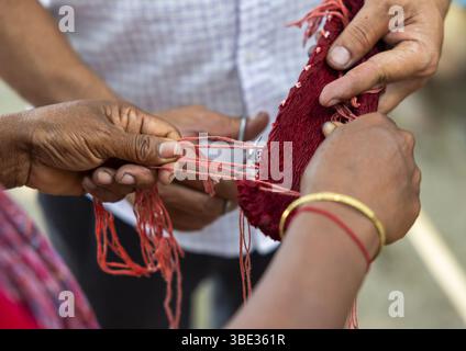 Châle fabriqué avec la technique de teinture rouge TIE-Dye résiste à Living Blue, Division de Rangpur, Goalpara, Bangladesh Banque D'Images