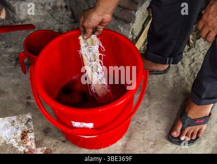 Châle fabriqué avec la technique de teinture rouge TIE-Dye résiste à Living Blue, Division de Rangpur, Goalpara, Bangladesh Banque D'Images