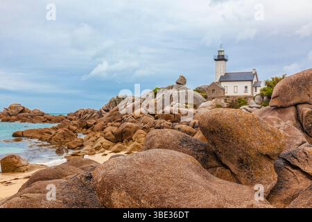 Phare de Pontusval, petit phare dans les rochers sur la plage de Brignogan-plage, Bretagne Banque D'Images