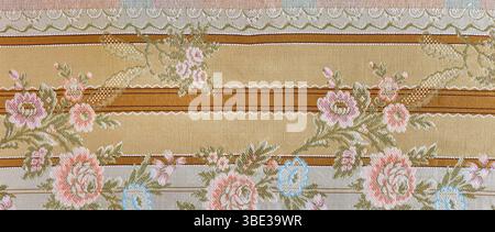 portion de tissu brodé pour rembourrage dans un style classique avec des fleurs roses et bleues sur un fond beige Banque D'Images
